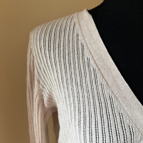 *SAKS FIFTH AVENUE* Ivory V-Neck Button Down Cardigan Sweater Size Medium - Picture 3 of 7